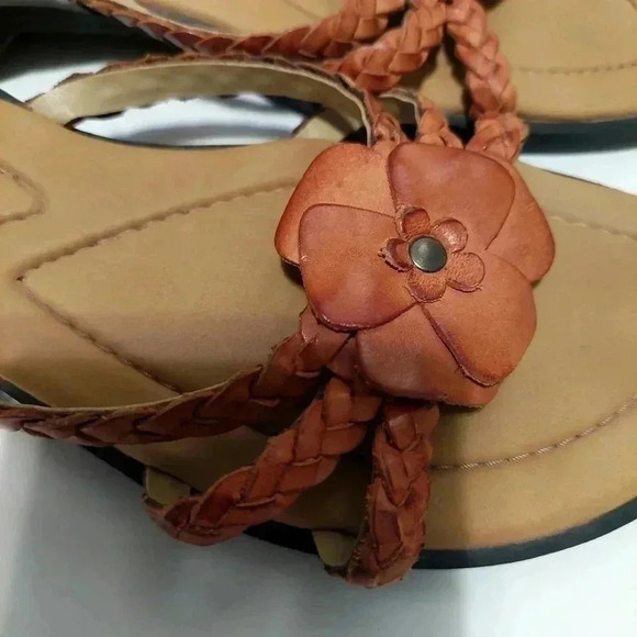 Women's EXPRESSIONS Tan Leather Sandals w/ Tan Detailed FLOWER Size 7 - Picture 6 of 7